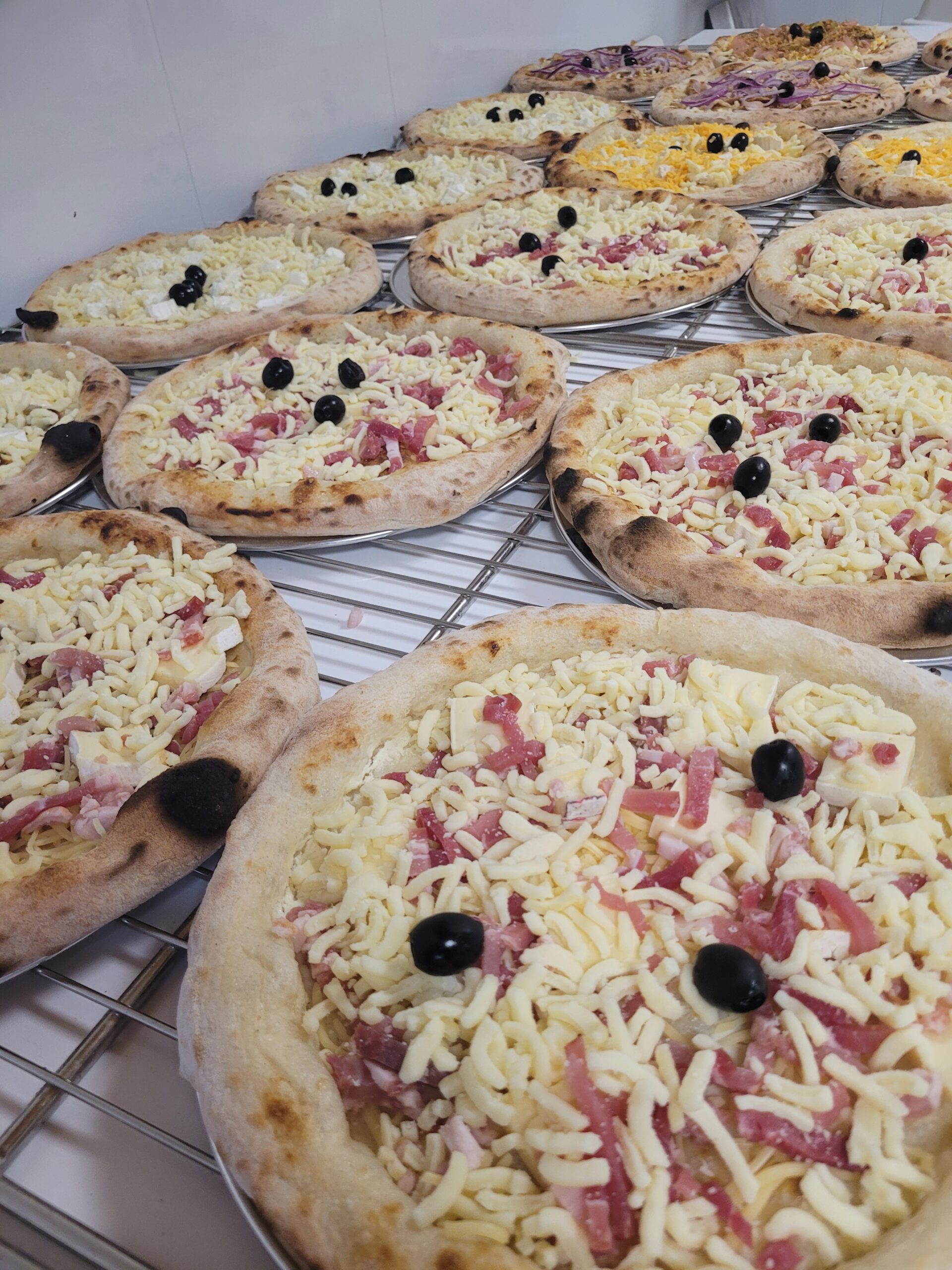 Pizzas en cours de cuisson, image d’illustration pour les erreurs de pâte à pizza