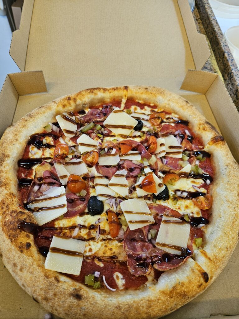Pizza Corsica, tomates cerise, coppa, copeau de parmesan, creme de balsamique Droopizz HOSTENS
