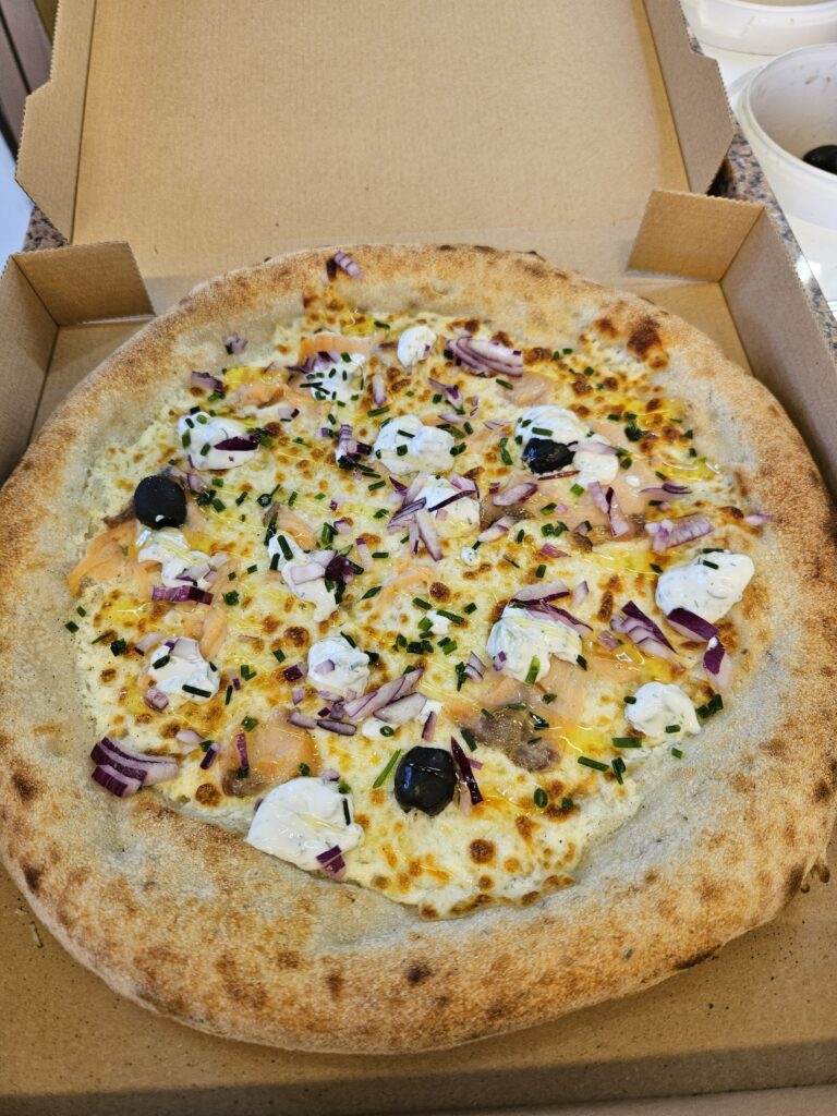 Pizza Boreale, Saumon fumé, Tzatziky frais, oignons rouges, citron Droopizz LOUCHATS
