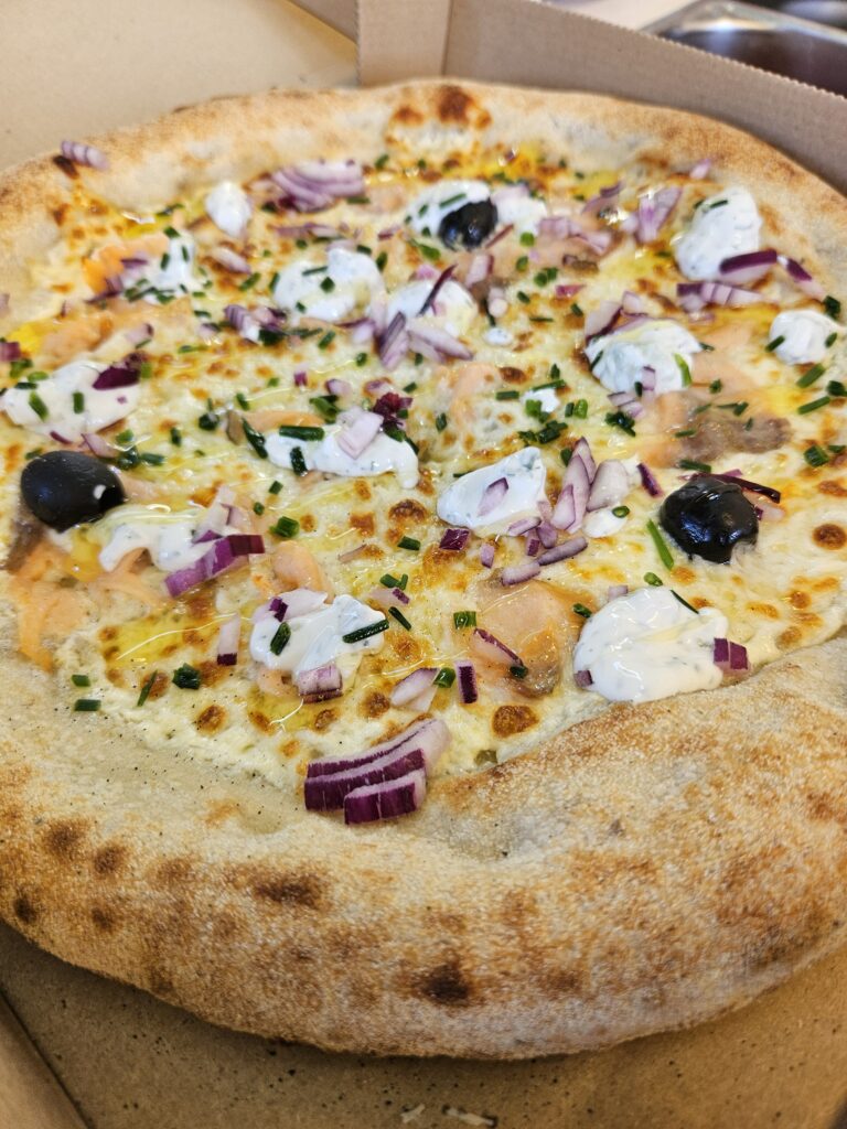 Pizza Boreale, Saumon fumé, Tzatziky frais, oignons rouges, citron Droopizz BELIN-BELIET