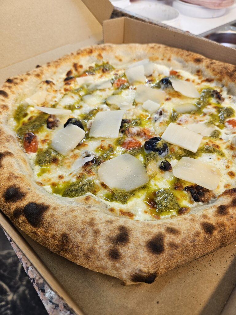 Pizza Genovese artisanale au pesto, chèvre frais et parmesan – Droopizz HOSTENS